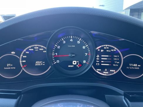 Certified 2023 Porsche Cayenne Platinum Edition image 27