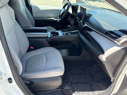 Used 2025 Toyota Sienna LE FWD image 18