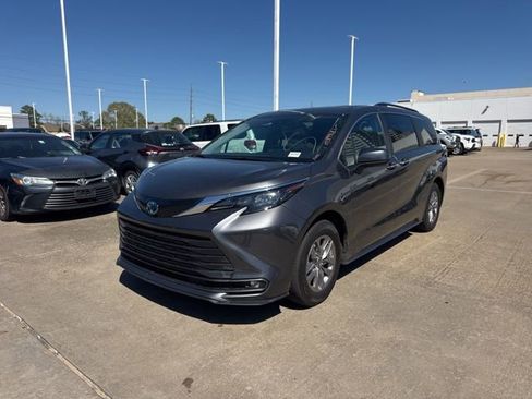 Certified 2025 Toyota Sienna XLE image 2