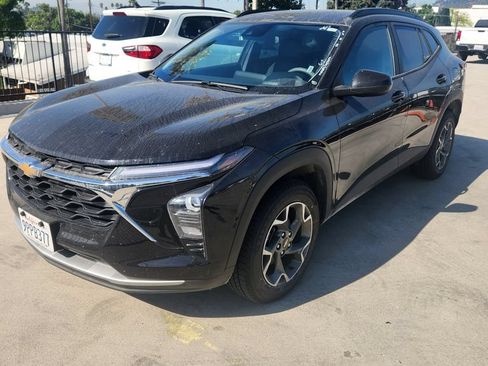 Used 2025 Chevrolet Trax LT FWD image 2