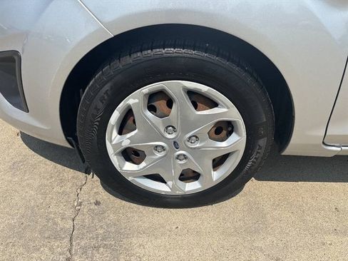 Used 2013 Ford Fiesta SE FWD image 2