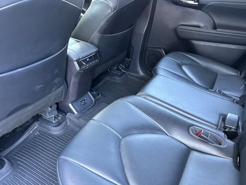 Used 2021 Toyota Highlander XLE AWD/4WD image 12