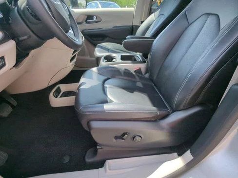 Certified 2024 Chrysler Pacifica Touring-L FWD image 25