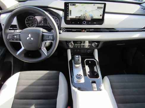 Used 2025 Mitsubishi Outlander SE FWD image 17