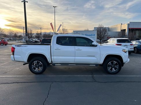 Used 2016 Toyota Tacoma TRD Sport image 6