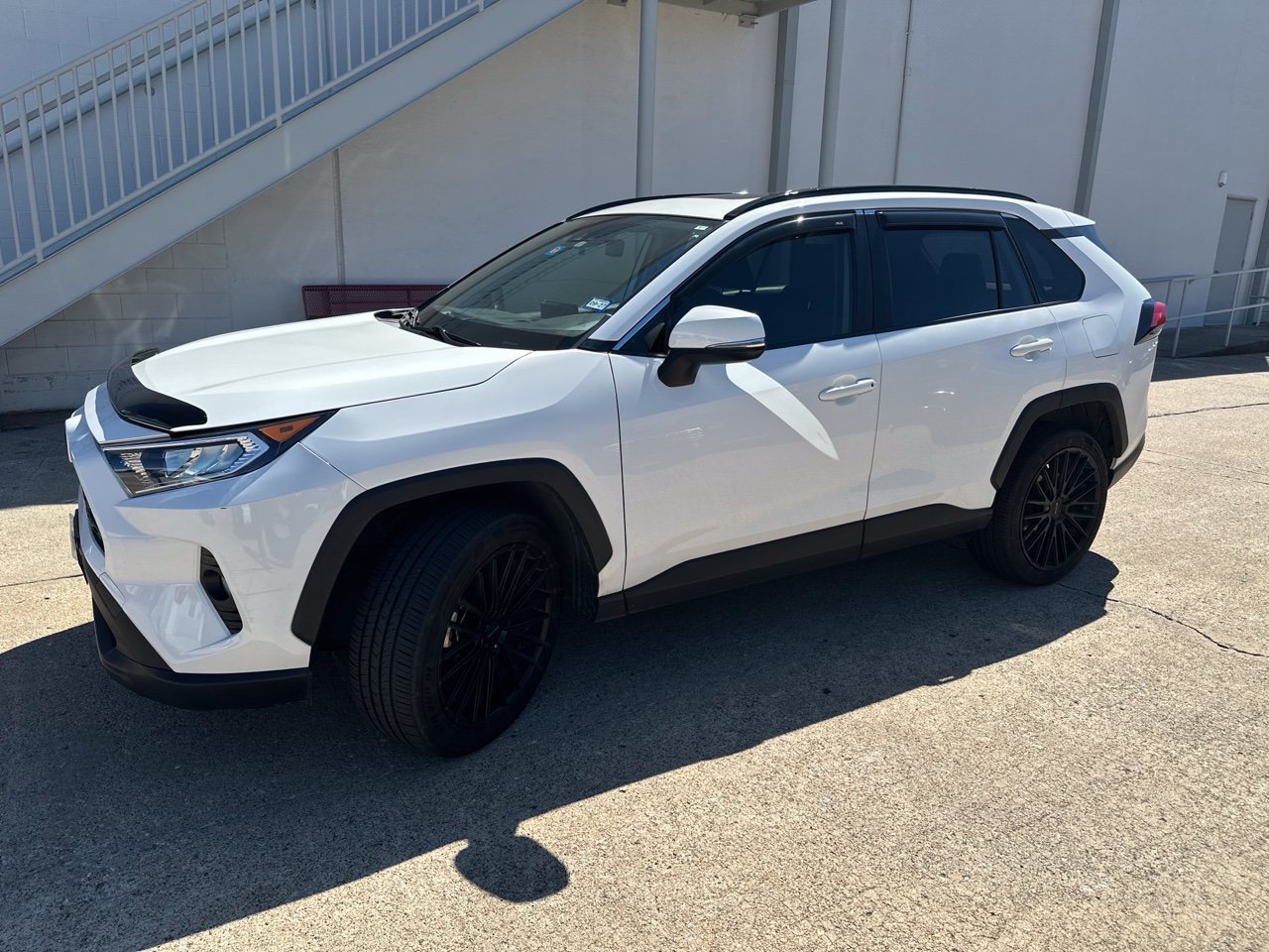 Used 2020 Toyota RAV4 XLE w/ Convenience Package FWD image 2