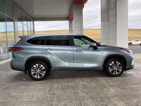 Certified 2023 Toyota Highlander XLE image 10