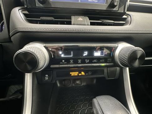Used 2019 Toyota RAV4 LE w/ Carpet Mat Package FWD image 17