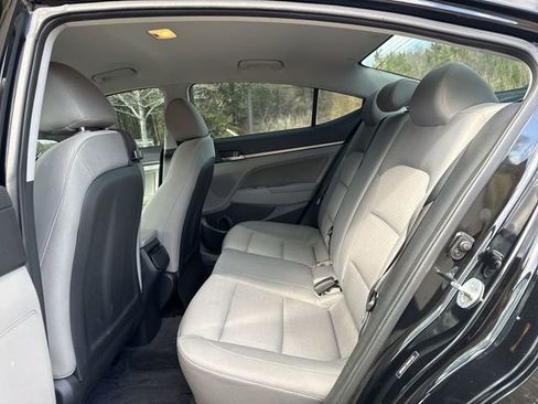 Used 2017 Hyundai Elantra SE image 26