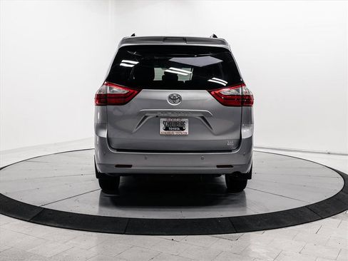 Used 2017 Toyota Sienna XLE Premium image 10