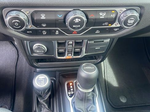 Used 2025 Jeep Gladiator Sport AWD/4WD image 19