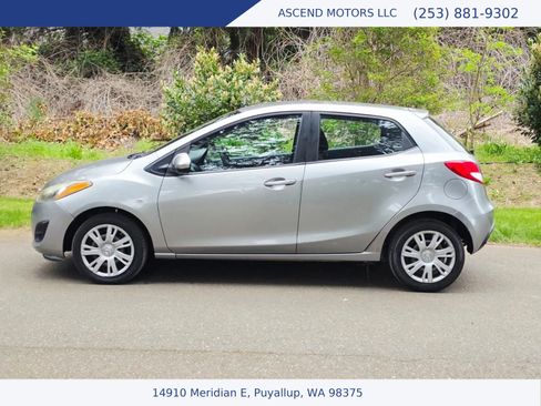 Used 2013 MAZDA MAZDA2 Sport FWD image 2