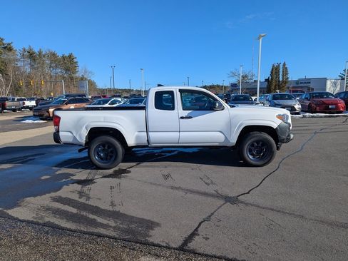Used 2017 Toyota Tacoma SR image 6