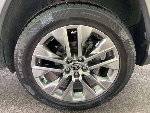 Used 2020 Toyota RAV4 XLE Premium FWD image 7