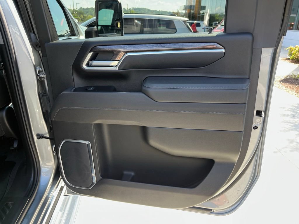 Used 2025 Chevrolet Silverado 2500 LTZ w/ LTZ Convenience Package AWD/4WD image 27