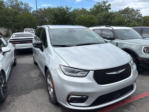 Used 2024 Chrysler Pacifica Limited w/ Uconnect Theater Family Group FWD image 3