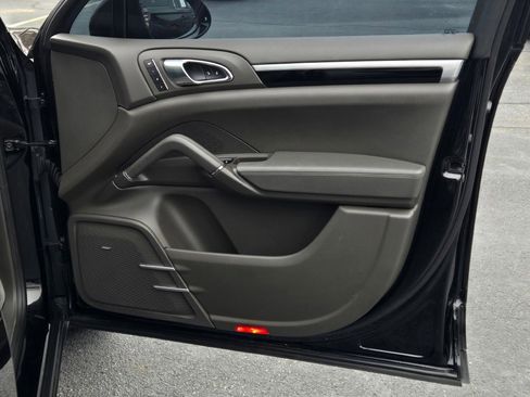 Used 2017 Porsche Cayenne S Platinum image 5