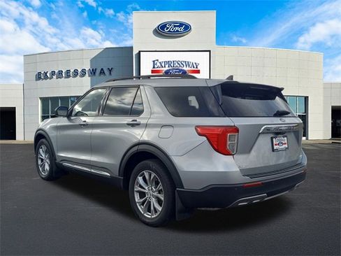Used 2022 Ford Explorer XLT w/ Equipment Group 202A image 8