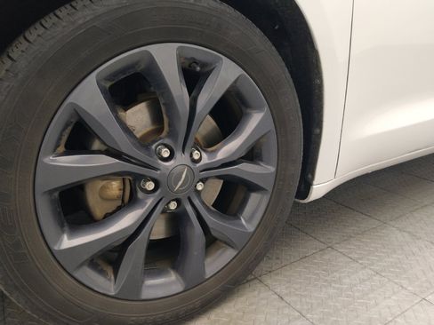 Used 2018 Chrysler Pacifica Touring Plus w/ S Appearance Package FWD image 31