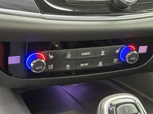 Used 2020 Buick Enclave Premium w/ Sun and Sites Package image 33