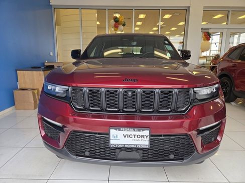 Used 2024 Jeep Grand Cherokee Limited w/ Luxury Tech Group II image 2