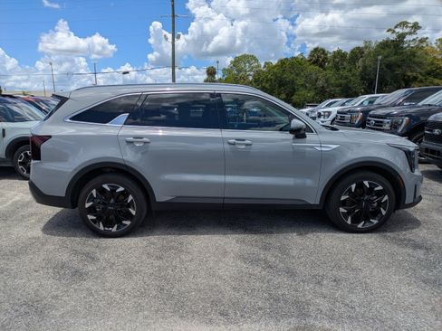 Used 2025 Kia Sorento EX w/ Panoramic Sunroof Package FWD image 3