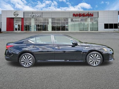 Certified 2025 Nissan Altima 2.5 SV FWD image 3
