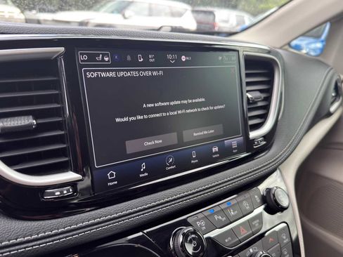 Used 2023 Chrysler Pacifica Touring-L FWD image 16