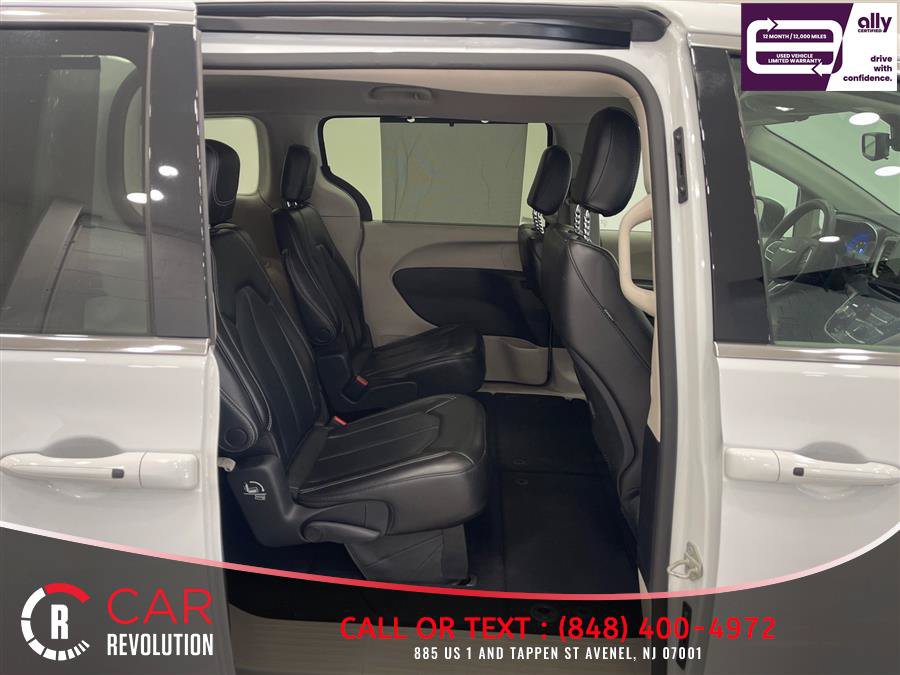 Used 2023 Chrysler Pacifica Touring-L FWD image 47