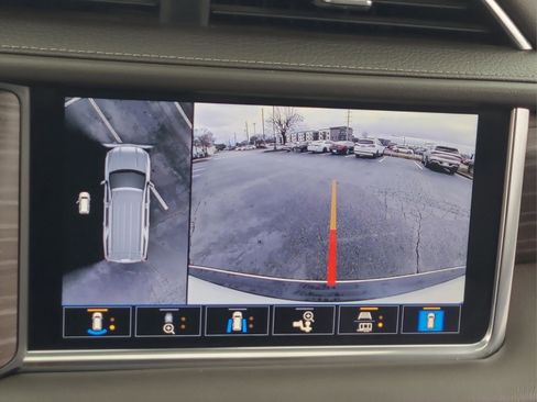 Used 2021 GMC Yukon Denali w/ Denali Premium Package image 21