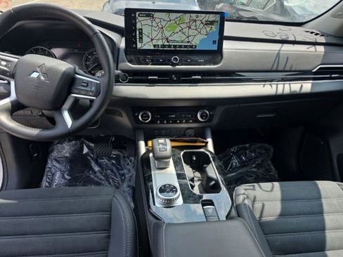 Used 2025 Mitsubishi Outlander SE FWD image 7