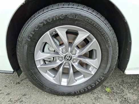 Used 2024 Toyota Sienna XLE AWD/4WD image 8