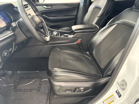 Used 2024 Jeep Grand Cherokee L Altitude image 12