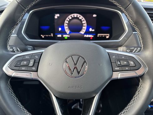 Certified 2022 Volkswagen Tiguan SE image 18