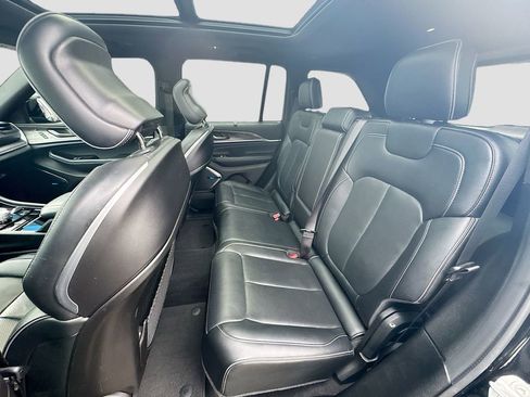 Used 2022 Jeep Grand Cherokee Overland w/ Luxury Tech Group IV image 28