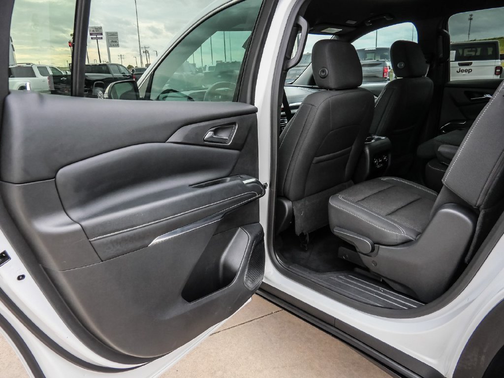 Used 2025 Chevrolet Traverse LT FWD image 24