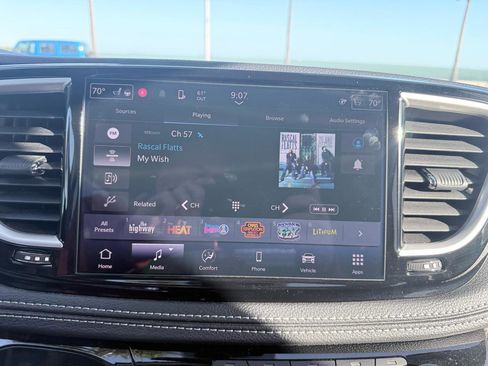 Used 2024 Chrysler Pacifica Touring-L image 22