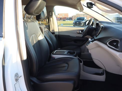 Used 2024 Chrysler Pacifica Touring-L image 15