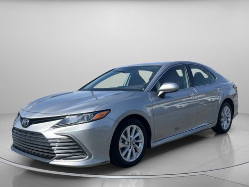 Used 2022 Toyota Camry LE image 2