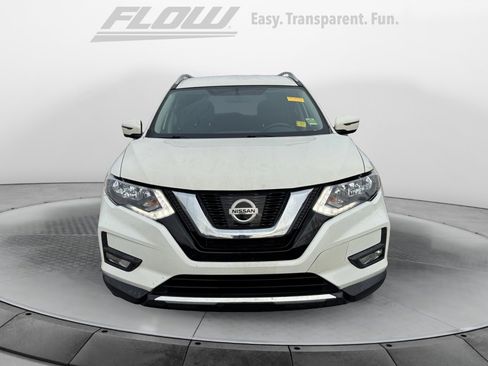 Used 2017 Nissan Rogue SV w/ SV Premium Package image 2