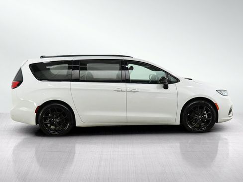 Used 2025 Chrysler Pacifica Limited FWD image 6
