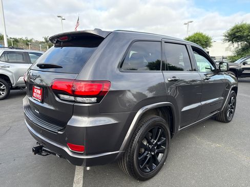 Used 2017 Jeep Grand Cherokee Altitude RWD image 10