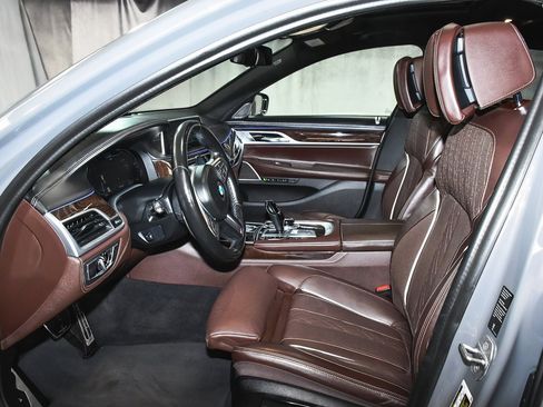 Used 2022 BMW 750i xDrive w/ Executive Package image 70