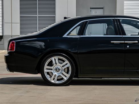 Used 2017 Rolls-Royce Ghost RWD image 25