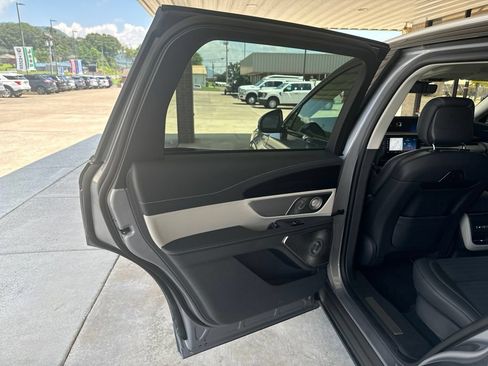 Used 2025 Lincoln Nautilus Reserve AWD/4WD image 18