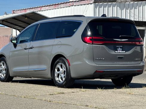 Used 2023 Chrysler Pacifica Limited FWD image 8