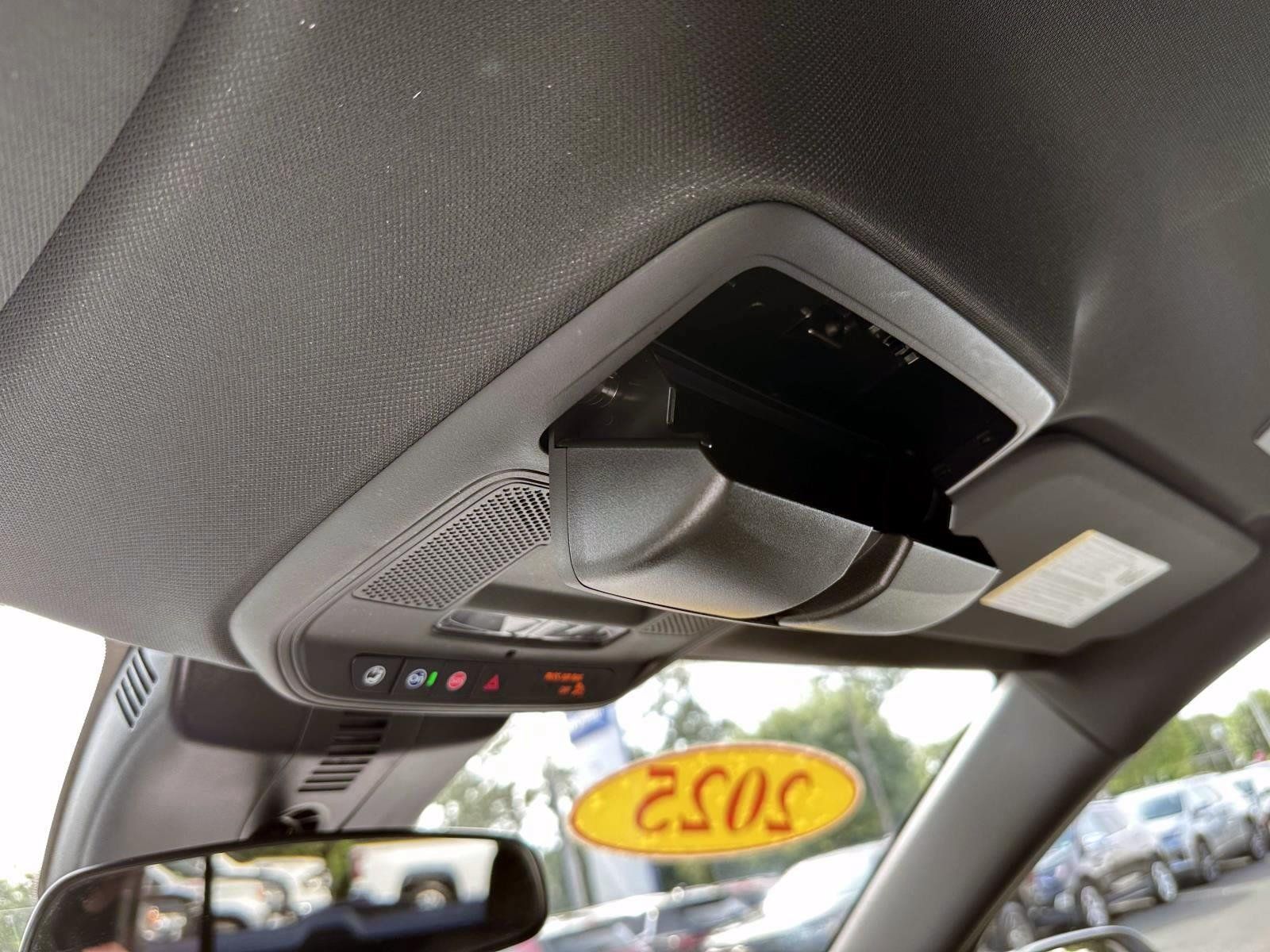 Used 2025 Chevrolet Traverse LT w/ Driver Confidence Package FWD image 27