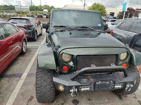 Used 2011 Jeep Wrangler Unlimited Sahara w/ Dual Top Group AWD/4WD image 16