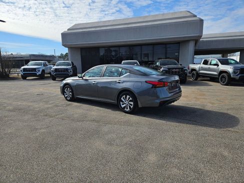 Used 2025 Nissan Altima 2.5 S image 3