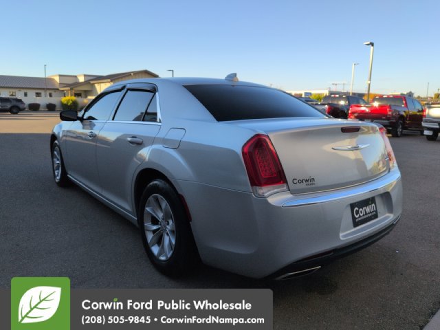 Used 2019 Chrysler 300 Touring RWD image 5